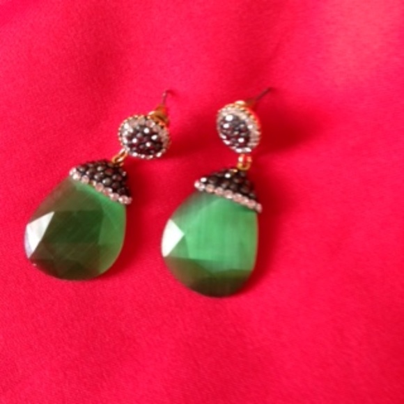 Fun emerald dangle  costume earrings - Picture 2 of 2
